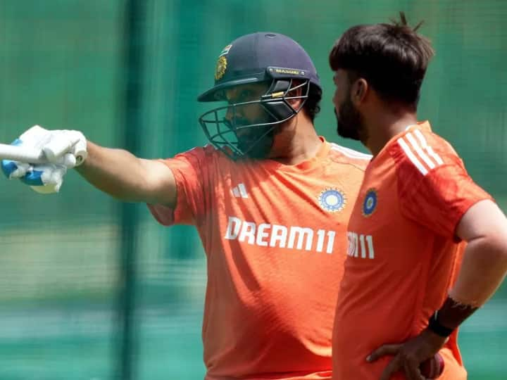 Mukesh Kumar May Included In Playing XI IND vs SA 2nd Test Latest Sports News IND vs SA: रोहित शर्मा से 'गुरुमंत्र' लेने वाले गेंदबाज को क्या केपटाउन टेस्ट में मिलेगा मौका? प्रैक्टिस में जमकर बहा रहा है पसीना