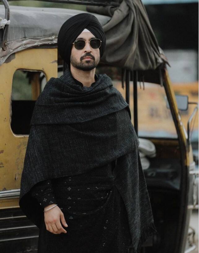 ਦੋਸਾਂਝਾਵਾਲੇ ਦੀ ਖਾਸ ਗੱਲ ਇਹ ਹੈ ਕਿ ਉਹ ਨਾ ਸਿਰਫ਼ ਪੰਜਾਬੀ, ਹਿੰਦੀ ਬਲਕਿ ਹਾਲੀਵੁੱਡ ਤੱਕ ਆਪਣੇ ਦਮ ਤੇ ਵੱਖਰੀ ਪਛਾਣ ਬਣਾ ਚੁੱਕਿਆ ਹੈ। ਜੀ ਹਾਂ, ਉਸ ਨੂੰ ਹਾਲੀਵੁੱਡ ਸਿਤਾਰਿਆਂ ਨਾਲ ਵੀ ਗਾਇਕੀ ਦਾ ਹੁਨਰ ਦਿਖਾਉਂਦੇ ਹੋਏ ਵੇਖਿਆ ਜਾ ਚੁੱਕਾ ਹੈ।