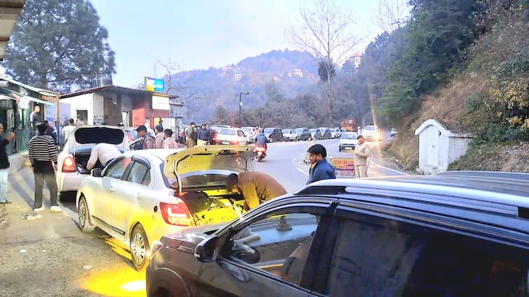 Shimla packed with tourists record 2.29 lakh vehicles arrived within 15 days New Year 2024  New Year 2024: सैलानियों से गुलजार हुआ ​शिमला, 15 दिनों में 2.29 लाख गाड़ियां पहुंची, जानें क्या है ट्रैफिक का हाल? 