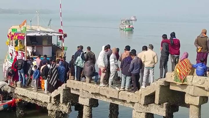 পরিবার, বন্ধু বান্ধবের সঙ্গে সময় কাটাতে বেরিয়ে পড়েছেন সকলে। পিকনিক থেকে লঞ্চে ভ্রমণ, বছরের শেষদিন জমজমাট সুন্দরবন।