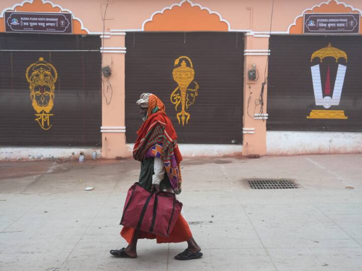 हर जगह धार्मिक चिन्ह माहौल को भक्तीमय बना रहे हैं.