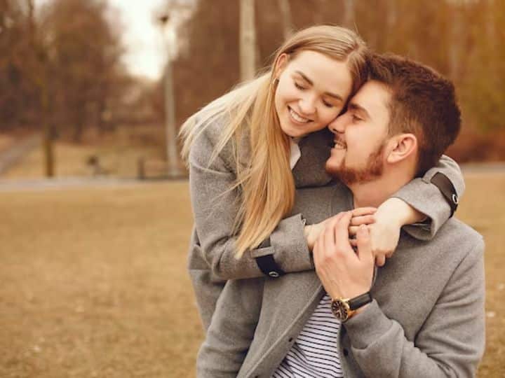 कपल एक दूसरे के साथ लंच, डिनर या मूवी डेट की योजना बनाता है और बस एक दूसरे से मिलने का कोई बहाना ढ़ूंढ़ता रहता है. यहाँ से वास्तविक डेटिंग शुरू होती है.