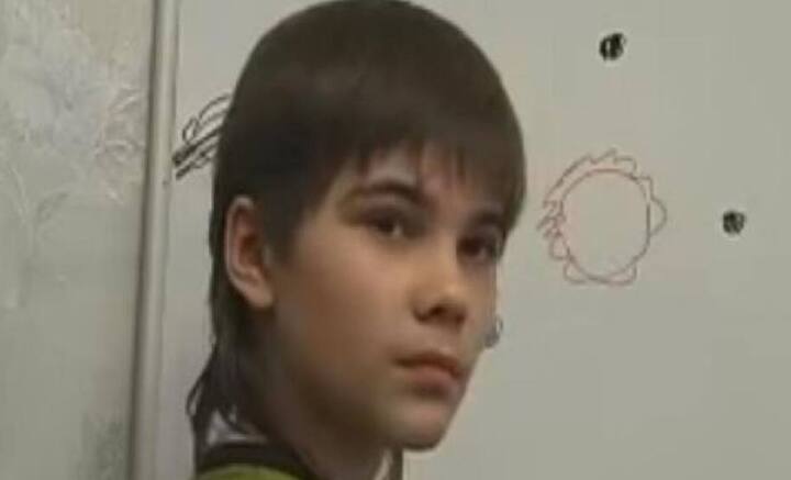 পৃথিবীর বিকল্প বাসস্থানের খোঁজ পেতে বিজ্ঞানীদের রেডারে রয়েছে লালগ্রহও। সেখানে প্রাণধারণের উপযুক্ত পরিবেশ গড়ে তোলার কথাও ভাবা হচ্ছে। কিন্তু নিজেকে লালগ্রহের বাসিন্দা বলে দাবি করে কয়েক বছর আগেই শোরগোল ফেলে দিয়েছিল এক বালক।  ছবি: ভিডিও ফুটেজ থেকে সংগৃহীত।