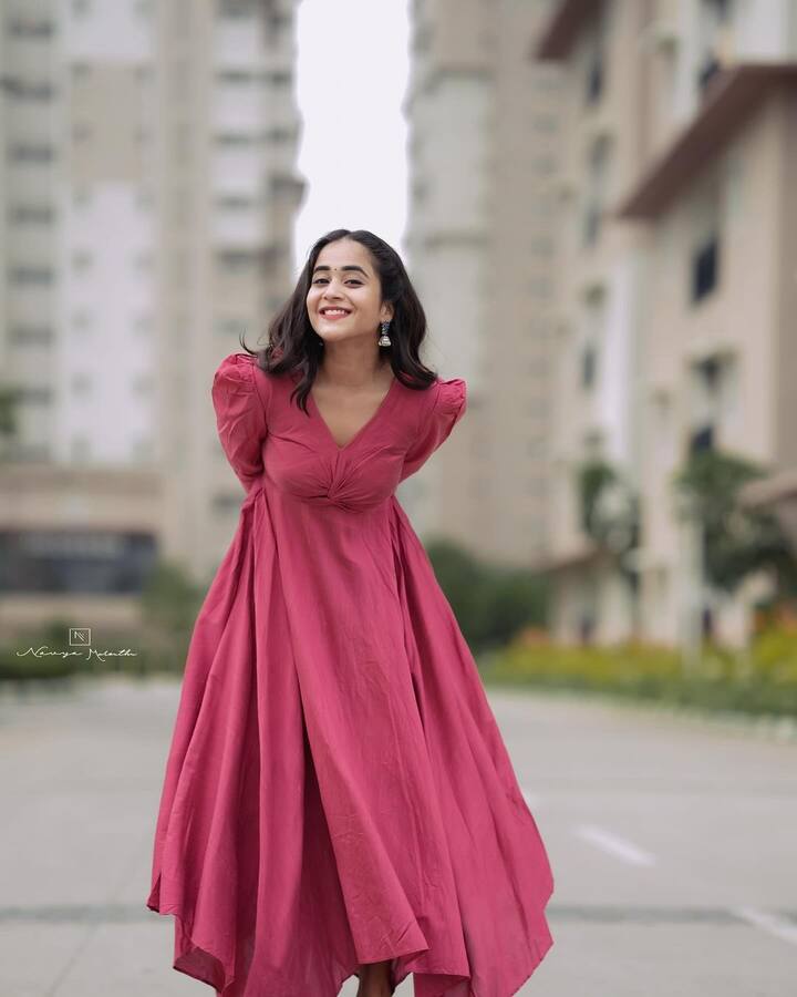 తర్వాత పలు సాంగ్స్ వీడియోలు చేస్తూ.. అభిమానులను అలరిస్తుంది. దీప్తి సునయన సాంగ్స్కి సోషల్ మీడియాలో మంచి క్రేజ్ ఉంది.