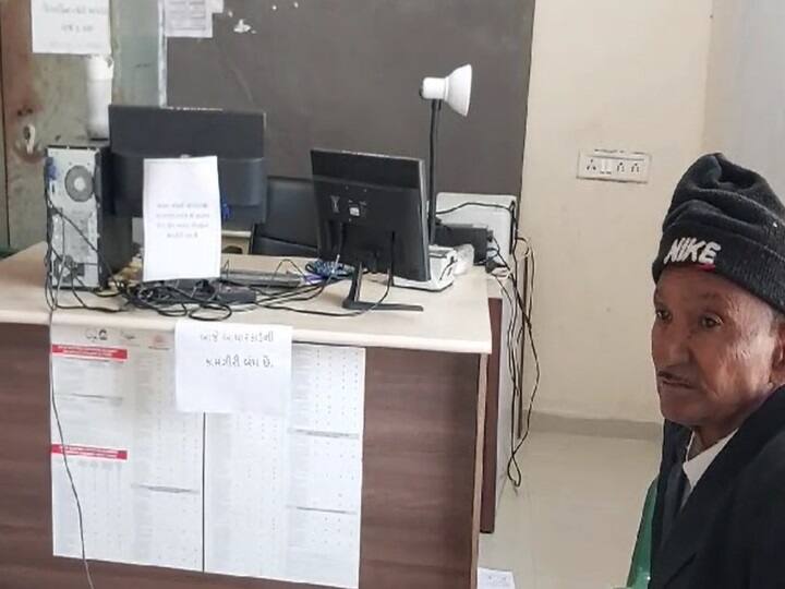 Amreli: મામલતદાર કચેરીઓમાં આધારકાર્ડની કામગીરી આજથી બંધ, અરજદારો ત્રાહિમામ Amreli News: Aadhaar Card operators goes on strike in Mamlatdar offices in Amreli from today applicants staged a protest Amreli: મામલતદાર કચેરીઓમાં આધારકાર્ડની કામગીરી આજથી બંધ, અરજદારો ત્રાહિમામ