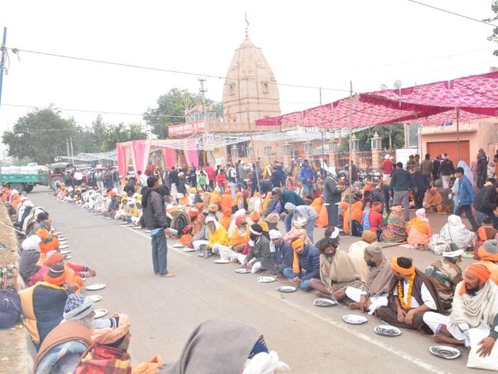 Rajasthan News Scene like Mini Kumbh at Bade Hanuman Temple hundreds of saints arrived on New Year ann Rajasthan News: बड़े हनुमान मंदिर पर ‘मिनी कुम्भ’ जैसा नजारा, नए साल पर सैकड़ों की संख्या में पहुंचे साधु संत