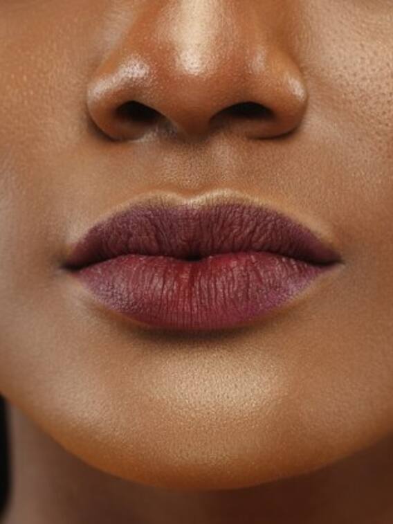 होंठों को काला कर देती हैं आपकी ही ये 5 आदतें