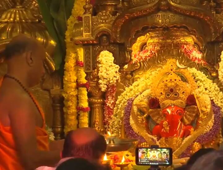 Happy New Year 2024 Mumbai Siddhivinayak Temple First Aarti Video Viral 1 January New Year  Happy New Year 2024: नए साल के आगमन पर हजारों भक्तों ने लिया गणपति का आशीर्वाद, सिद्धिविनायक मंदिर में 2024 की पहली भव्य आरती