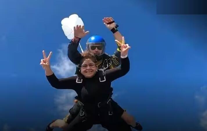 Poonam Mahajan New Year: bjp mp poonam mahajan skydiving video on 2024 new year celebration New Year: બીજેપી મહિલા સાંસદે પ્લેનમાંથી લગાવી છલાંગ, નવા વર્ષ પર દેખાયો અનોખો અંદાજ, જુઓ વીડિયો