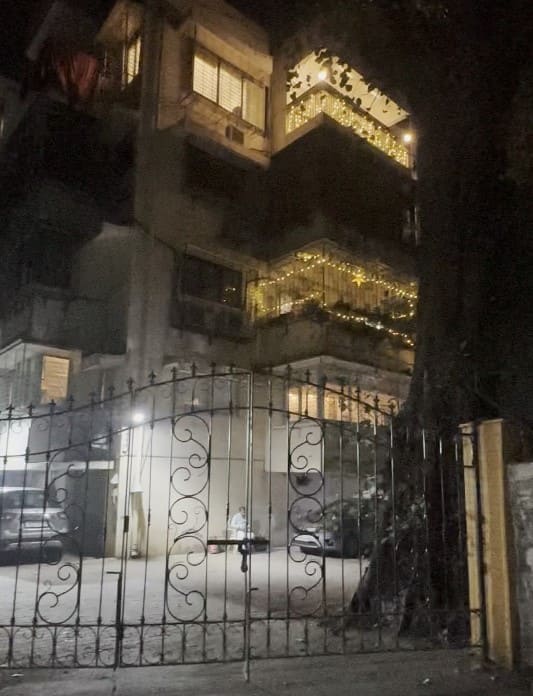 वहीं इन तैयारियों की झलक सोशल मीडिया वर छाई हुई है. वायरल हो रही इन तस्वीरों में आमिर खान का आशियाना लाइटों से जगमगा उठा है.