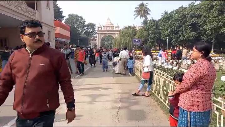একদিকে, রামকৃষ্ণ-বিবেকানন্দ-শ্রী সারদা মাকে দর্শন, এরপর ভোগ খেয়ে, উৎসবের মেজাজে কাটানো গোটা দিন।
