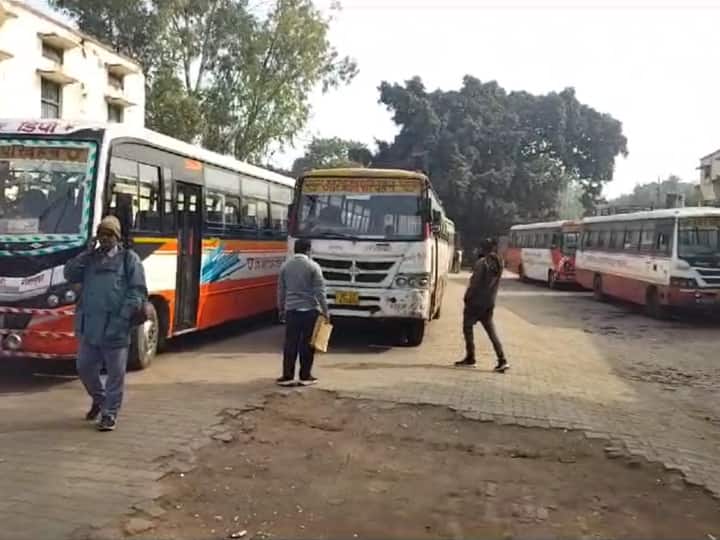 Gorakhpur Roadways buses stopped drivers strike on first day of new year in protest against hit and run law ANN Gorakhpur News: रोडवेज बस चालकों ने किया चक्का जाम, नए कानून को वापस लेने की मांग, यात्री हुए परेशान