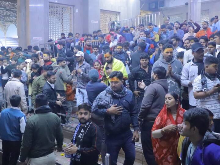 भगवान महाकाल के श्रृंगार के बाद भव्य भस्म आरती हुई. भगवान महाकाल के दरबार में नए साल की भस्म आरती को लेकर पंडित और पुरोहितों ने विशेष तैयारी की थी. महाकाल के दरबार को फल और फूलों से सजाया गया है.