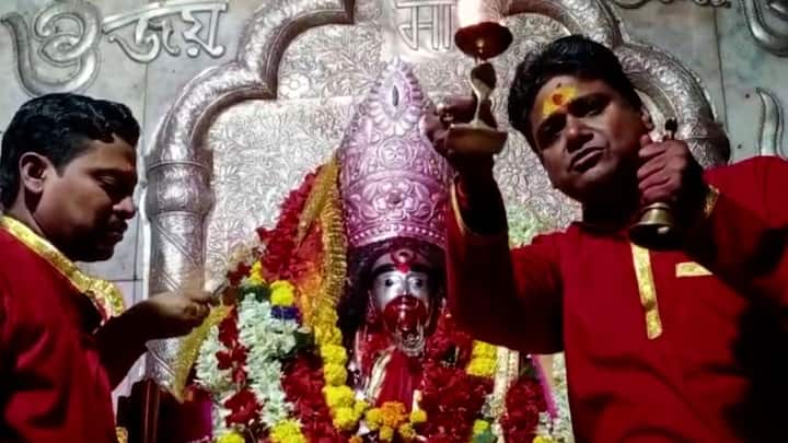 সকাল থেকে হাজার হাজার পূর্ণার্থী ভিড় করেছে। এদিন ভোরে মায়ের মঙ্গল আরতি দিয়ে পুজো শুরু হয়েছে।