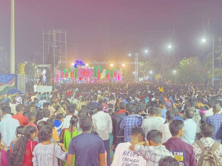 ஒருவருக்கு ஒருவர் புத்தாண்டு வாழ்த்துகளை தெரிவித்து கொண்டனர்.