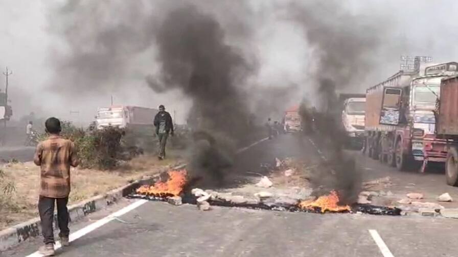 Driver Strike Live: નવા હિટ એન્ડ રન કાયદાના વિરોધમાં ડ્રાઈવરોની હડતાળ, ખેડા-અમદાવાદ નેશનલ હાઇવે પર ચક્કાજામ Driver Strike Live: truck drivers on strike protest new motor vehicle act Driver Strike Live: નવા હિટ એન્ડ રન કાયદાના વિરોધમાં ડ્રાઈવરોની હડતાળ, ખેડા-અમદાવાદ નેશનલ હાઇવે પર ચક્કાજામ