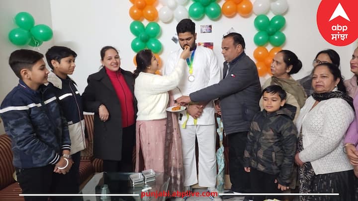 Sri muktsar sahib news: ਅਸ਼ਵਿਨ ਬੱਤਰਾ ਨੇ ਬੰਗਲਾਦੇਸ਼ ਵਿੱਚ ਹੋਈਆਂ International BG Karate Championship-2023 ਵਿੱਚ ਕਾਂਸੇ ਦਾ ਤਗਮਾ ਜਿੱਤ ਕੇ ਆਪਣੇ ਮਾਪਿਆਂ ਦਾ ਨਾਮ ਰੋਸ਼ਨ ਕੀਤਾ ਹੈ।
