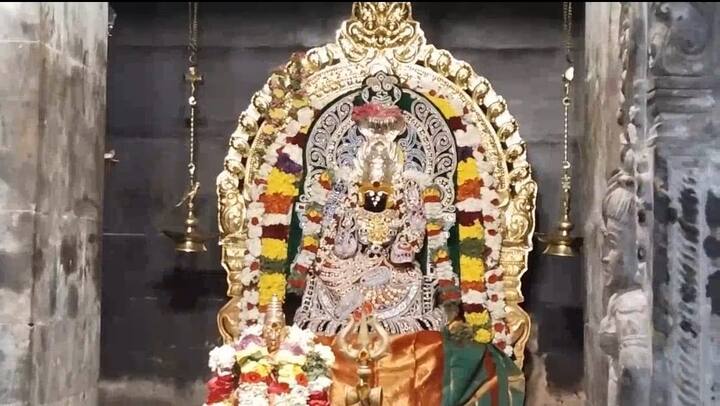 சேலம் கோட்டை மாரியம்மன் திருக்கோவிலில் மாரியம்மனுக்கு முத்து அலங்காரத்தில் காட்சியளித்து வருகிறார். இதனை திறனாலும் பக்தர்கள் நீண்ட வரிசையில் காத்திருந்து சாமி தரிசனம் செய்து வருகின்றனர்.