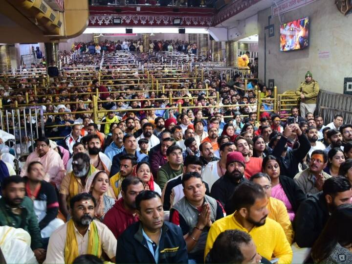 भगवान महाकाल के मंदिर को देश-विदेश से मंगाए गए विशेष फूलों से सजाया गया है. महाकालेश्वर मंदिर समिति के प्रशासक संदीप सोनी ने बताया कि सुबह तक मंदिर में एक लाख श्रद्धालुओं ने दर्शन कर लिए थे. यह सिलसिला कपाट बंद होने तक जारी रहेगा.