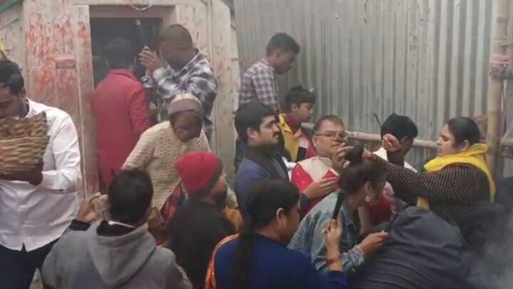 সকাল থেকেই তারাপীঠে (Tarapith Temple) উপচে পড়েছে ভিড়। সকাল থেকেই লম্বা লাইন দেখা গিয়েছে তারাপীঠের মন্দিরে পুজো দেওয়ার জন্য।