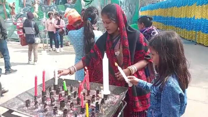 কিন্তু সামনের মাঠে এখানে-ওখানে চলছে পিকনিক। চার্চের বাকি অংশ ঘুরে দেখছেন পর্যটকরা।