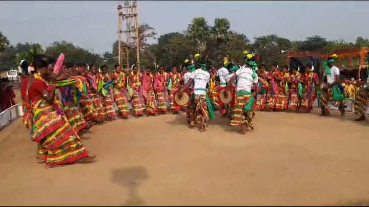 বাঁকুড়ার শুশুনিয়া পাহাড়ের কোলে প্রকৃতির মাঝে খোলা আকাশের নিচে ধামসা মাদল আর আদিবাসী নাচের তালে নতুন বছরকে স্বাগত জানালেন শিউলিবনা গ্রামের বাসিন্দারা।