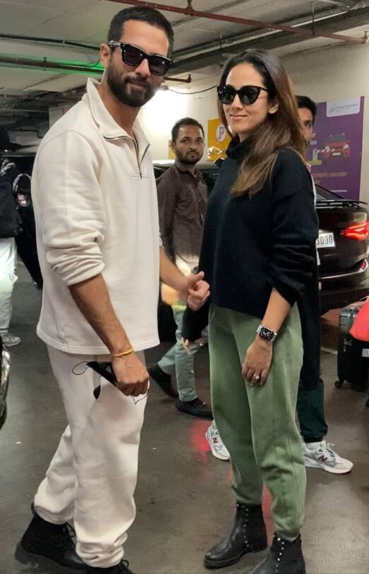 इस दौरान शाहिद व्हाइट कलर के कॉर्ड-सेट में दिखे तो वहीं उनकी पत्नी मीरा ब्लैक स्वेटर और ओलिव ग्रीन पैंट में बेहद ग्लैमरस लग रही थीं.