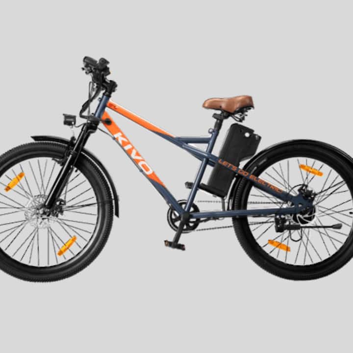 Motovolt URBN e-bike-এর দাম বর্তমানে শুরু ৪৯,৯৯৯ টাকা থেকে। অর্থাৎ মাত্র ৫০ হাজার টাকা খরচ করলেই এই সাশ্রয়ী এবং অত্যাধুনিক ই-বাইকটি আপনি কিনে ফেলতে পারেন। সংস্থার ওয়েবসাইট অনুযায়ী, এখন বুকিং প্রাইস ৯৯৯ টাকা।  ছবি- মোটোভোল্ট