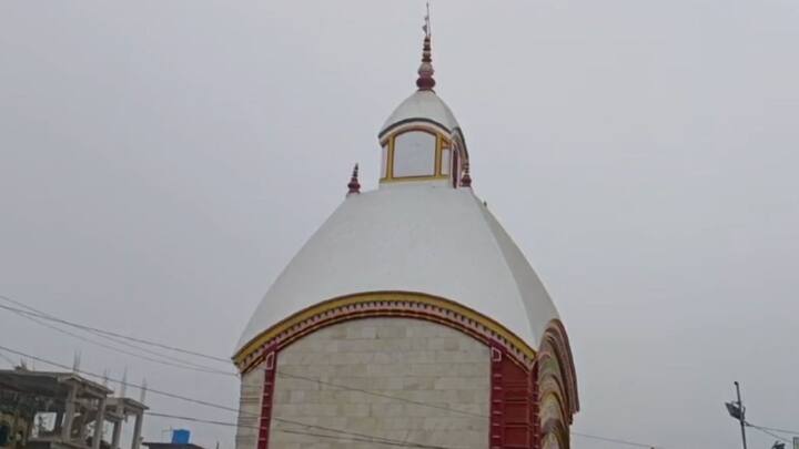 তারা মায়ের গর্ভগৃহে ঢুকে কেউ মোবাইলে যাতে ছবি না তোলেন, সেই দিকে কড়া নজর রাখার জন্য আবেদন করেছে মন্দির কমিটি।