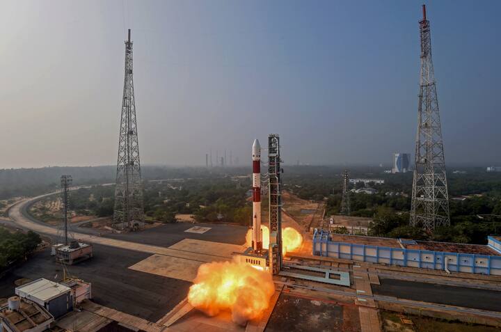 ১ জানুয়ারি, সোমবার সকাল ৯টা বেজে ১০ মিনিটে সফল উৎক্ষেপণ সারে ইসরোর এই অভিযানের। এটি দেশের প্রথম এক্স-রে পোলারিমিটার স্যাটেলাইট।