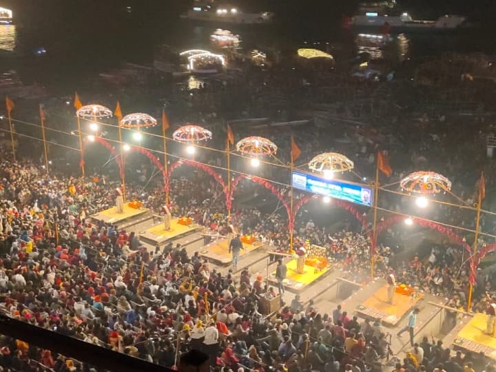 Varanasi Ganga Aarti: वाराणसी के दशाश्वमेध घाट पर नए साल में एक अलग ही छंटा देखने को मिली, यहां होने वाली विश्व प्रसिद्ध गंगा आरती में भी नए साल का उत्साह देखा गया.