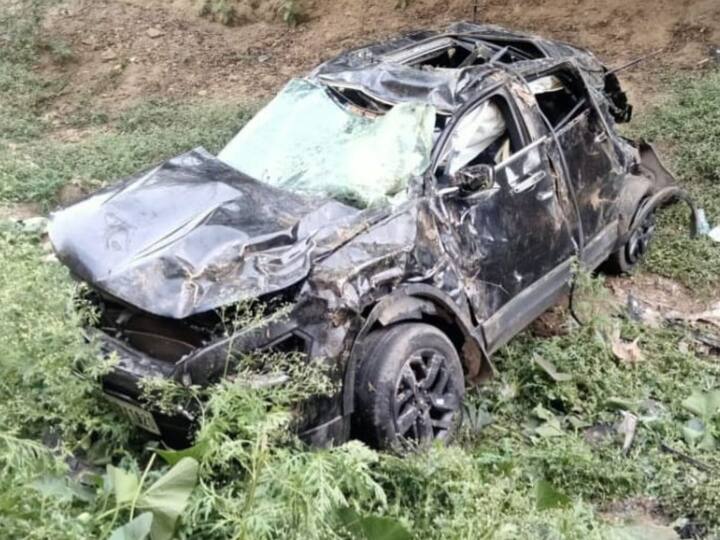 Car accident in Shirpur taluka Dhule district two died maharashtra marathi news Dhule News : चालकाचे नियंत्रण सुटले अन् कार थेट नाल्यात कोसळली; दोन युवकांचा मृत्यू