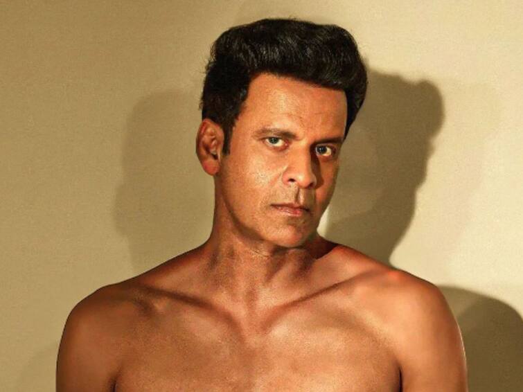 manoj bajpayee flaunts six pack abs share photo and said New Year New Me Manoj Bajpayee:  मनोज वाजपेयींनी वर्षाच्या पहिल्या दिवशीच शेअर केला शर्टलेस फोटो;  फिटनेस पाहून नेटकरी म्हणाले...