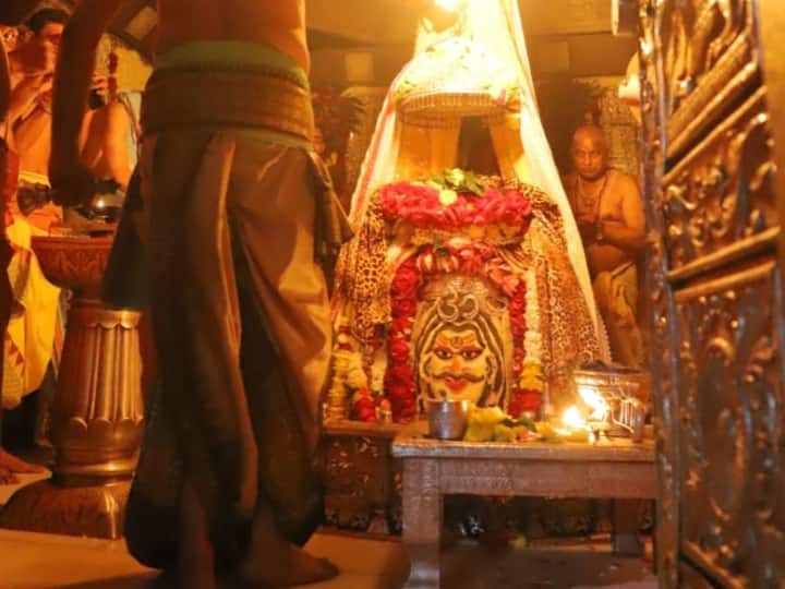 Mahakal Temple Ujjain: प्रसिद्ध ज्योतिर्लिंग भगवान महाकाल के दरबार में भस्म आरती से नए साल का स्वागत किया गया. भगवान महाकाल की नव वर्ष के पहले दिन एक झलक पाने के लिए श्रद्धालुओं का सैलाब उमड़ रहा है.