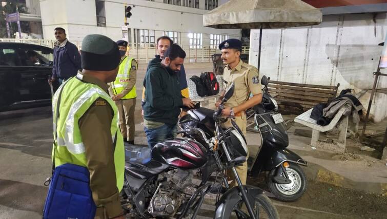 Rajkot Police Mega Karyavahi: rajkot police action on 31st december 2023 with files more cases at midnight Rajkot Police: થર્ટી ફર્સ્ટની રાત્રે રાજકોટ પોલીસની એક્શન, શહેરમાં આટલા કેસો નોંધ્યા ?