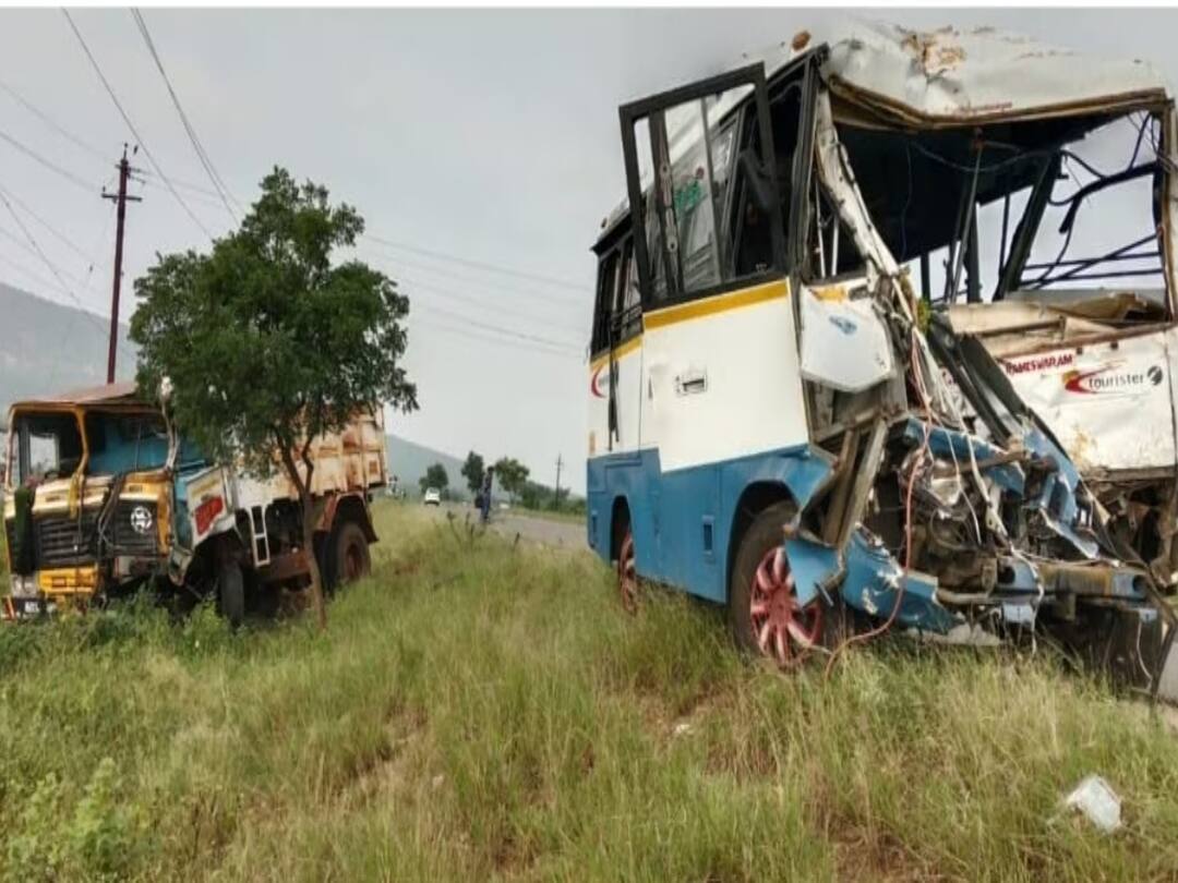 நெல்லை அருகே சுற்றுலா வந்த வடமாநிலத்தவர் வேன் மீது லாரி  மோதி விபத்து  - சம்பவ இடத்திலேயே 3 பேர் பலி