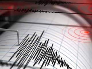 A powerful 7.2 magnitude earthquake has hit western Japan tsunami warning issued Japan Earthquake: ஜப்பானை உலுக்கிய சக்திவாய்ந்த நிலநடுக்கம்.. ரிக்டர் அளவுகோலில் 7.2 ஆக பதிவு..