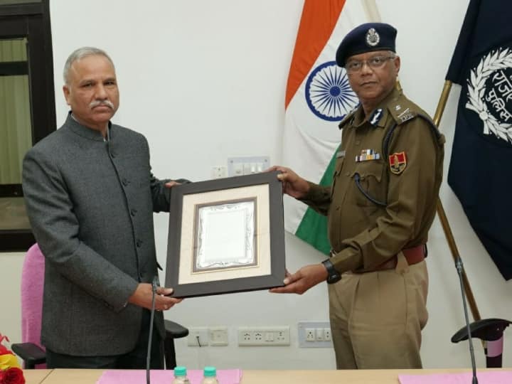 Former Rajasthan DGP umesh Mishra take VRS farewell on 1 jan 2024 to car pulled from ropes ANN Rajasthan News: रिटायरमेंट पर राजस्थान के डीजीपी उमेश मिश्रा को रस्सों से कार खींच कर दी गई विदाई