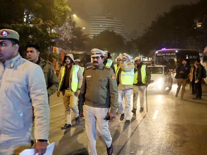 Happy New Year 2024: दिल्ली ट्रैफिक पुलिस ने नए साल से पहले 31 दिसंबर को नियमों का उल्लंघन करने वालों के जमकर चालान काटे. इस दौरान खतरनाक ड्राइविंग के लिए 47 और गलत कैरिजवे के लिए 132 चालान हुए.
