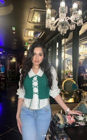 ਜੰਨਤ ਜ਼ੁਬੈਰ ਦਾ ਇਹ ਲੁੱਕ ਇੰਟਰਨੈੱਟ 'ਤੇ ਵਾਇਰਲ ਹੋ ਰਿਹਾ ਹੈ। ਜਿਸ 'ਚ ਉਹ ਜੀਨਸ ਅਤੇ ਵਾਈਟ ਟਾਪ 'ਚ ਕਾਫੀ ਗਲੈਮਰਸ ਲੱਗ ਰਹੀ ਹੈ।