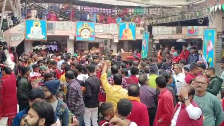 মূলত যে কোনও ছুটির দিন বা ভাল দিনেই পুজো দেওয়ার জন্য তারাপীঠে ভক্তদের ঢল নামে। এদিনও তার ব্য়তিক্রম হয়নি।