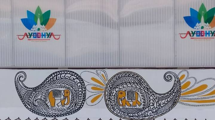 রাম রাজ্যে প্রধানমন্ত্রীর সফর উপলক্ষ্যে সেজে উঠেছিল সরযূ পাড়ে রামের শহর। শঙ্খধ্বনি, মন্ত্রোচ্চারণে প্রধানমন্ত্রীকে বরণ করে নেওয়া হয়েছিল।