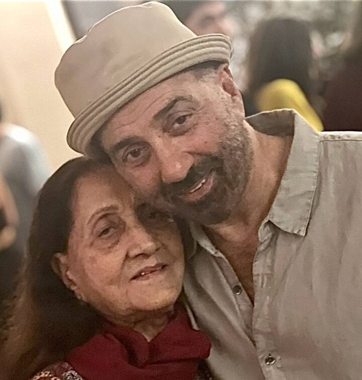 ਖਾਸ ਗੱਲ ਇਹ ਹੈ ਕਿ ਉਨ੍ਹਾਂ ਇਹ ਖਾਸ ਤਸਵੀਰਾਂ ਆਪਣੀ ਮਾਂ ਨਾਲ ਸ਼ੇਅਰ ਕਰਦੇ ਹੋਏ ਪ੍ਰਸ਼ੰਸਕਾਂ ਨੂੰ ਵਧਾਈ ਦਿੱਤੀ ਹੈ। ਇਨ੍ਹਾਂ ਤਸਵੀਰਾਂ ਨੂੰ ਫੈਨਜ਼ ਵੱਲੋਂ ਵੀ ਬੇਹੱਦ ਪਸੰਦ ਕੀਤਾ ਜਾ ਰਿਹਾ ਹੈ।