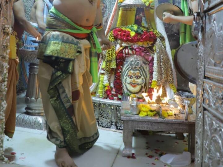 उज्जैन महाकाल में भस्म आरती के साथ नए साल का स्वागत किया गया. भगवान महाकाल की आज दिन भर सतत आराधना चलती रहेगी. इस दौरान बड़ी संख्या में श्रद्धालु महाकाल के दर्शन के लिए पहुंच रहे है.