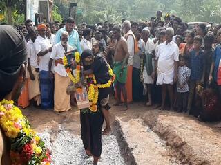நத்தம் அருகே பூக்குழி இறங்கி நேர்த்திக்கடன் செலுத்திய ஐயப்ப பக்தர்கள்