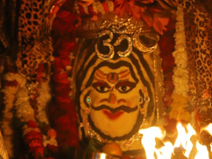 भगवान महाकाल के दरबार में कपाट खुलने के बाद भगवान को दूध, दही, शहद, शक्कर आदि से स्नान कराया गया. पंचामृत पूजन के बाद भगवान महाकाल का मावा, काजू, बादाम, किशमिश, चंदन आदि से आकर्षक श्रृंगार किया गया.