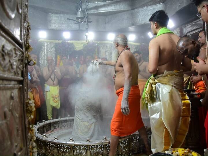 द्वादश ज्योतिर्लिंगों में तीसरे नंबर पर विराजित भगवान महाकाल के दरबार में नए साल पर बड़ी संख्या में श्रद्धालु भगवान महाकाल के दरबार में पहुंचकर आशीर्वाद ले रहे हैं.