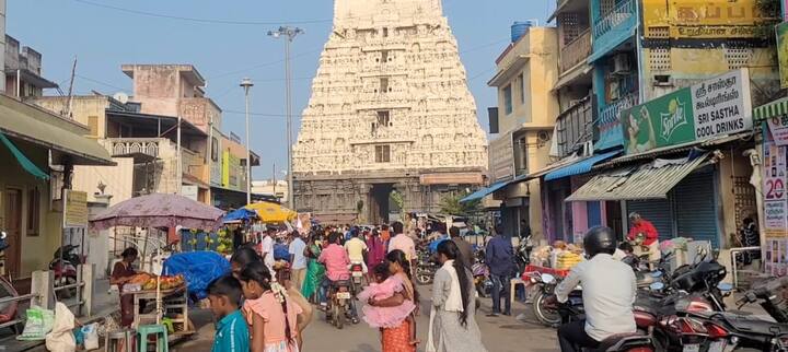 கோவில் நிர்வாகத்தின் சிறப்பு ஏற்பாட்டின் படி பக்தர்கள் நெரிசல் இன்றி சுவாமி தரிசனம் செய்து வருகின்றனர்.