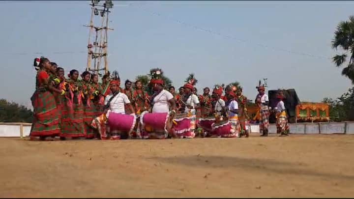 ছন্দের বাইরে গিয়ে আদিবাসী সংস্কৃতিকে বরণ করে নিলেন পর্যটকরা। শুশুনিয়া পাহাড়েও পিকনিকের মেজাজ।