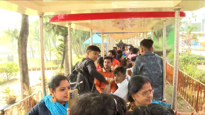 উৎসবে সামিল হতে সকাল থেকেই নিক্কো পার্কে ভিড়।